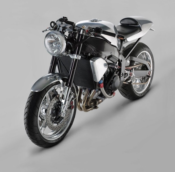 Khi được độ lại, chiếc Yamaha R1 đời 2003 vẫn còn khá mới với "tuổi đời" chỉ 5 năm, nhưng Acme Rocket Biek đã "dũng cảm" lột bỏ hoàn toàn dàn áo theo phong cách hiện đại của chiếc xe và chỉ còn giữ lại bộ khung Deltabox, động cơ và hệ thống treo.