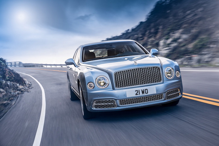 Trên siêu xe sang Mulsanne 2017, toàn bộ phần đầu xe từ cột A trở đi đã được Bentley thiết kế lại, với các chi tiết mới như vè trước, nắp ca-pô, cản trước...