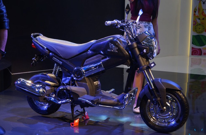 Là một mẫu xe dành cho giới trẻ, Honda đã áp dụng phương thức đặt hàng Navi qua ứng dụng điện thoại Android. Tại Ấn Độ, chiếc xe có giá bán 39.500 Rupee (tương đương 12,99 triệu đồng).