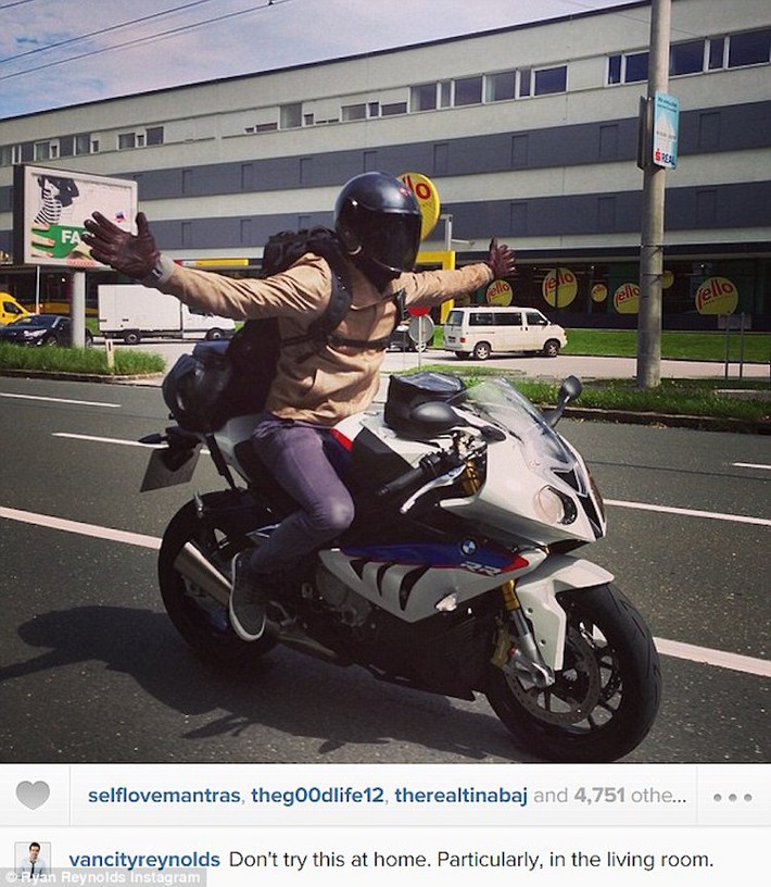 Gần đây, Ryan cũng đã "chuyển gu" nhiều hơn sang các mẫu superbike hiện đại. Trên trang Instagram của mình, anh từng "khoe" kỹ năng thả 2 tay và "ghìm cương" chiếc superbike BMW S1000RR.