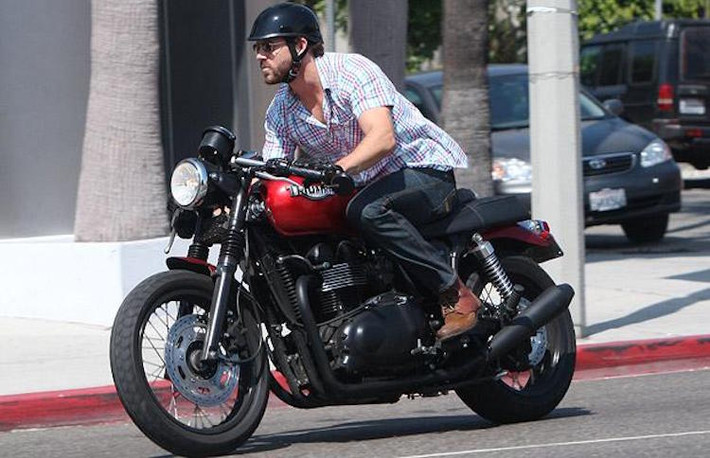Là một người yêu thích phong cách cafe racer, đương nhiên Ryan cũng sở hữu một vài chiếc xe của thương hiệu Anh Quốc Triumph - nơi phong cách này được sinh ra. Anh đã từng có một chiếc Bonneville và mới đây nhất là Thruxton.