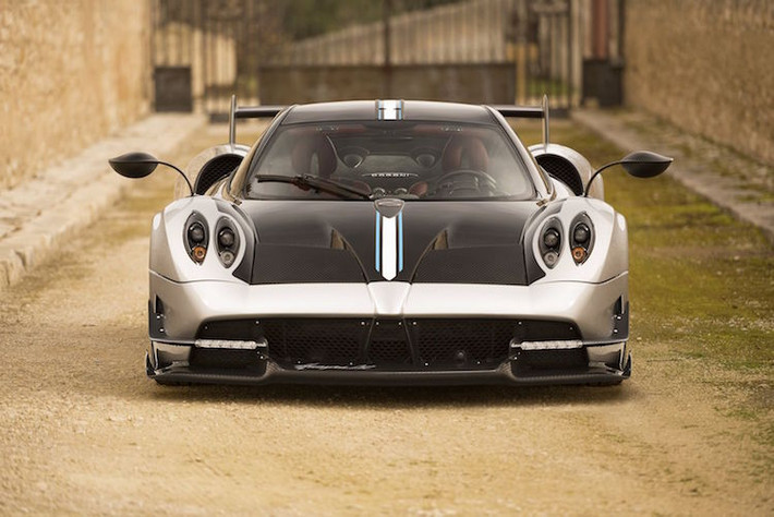 Để làm được điều này, Pagani đã sử dụng một loại vật liệu nhựa tổng hợp hoàn toàn mới trong quá trình chế tạo chiếc xe với trọng lượng nhẹ hơn tới 50% nhưng khỏe hơn tới 20% so với sợi carbon. Hãng không tiết lộ chính xác tên của loại vật liệu này, nhưng có thể nó là carbo-titan.