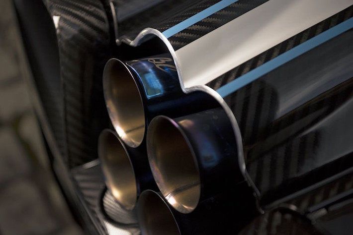 Để tăng công suất động cơ, Pagani đã tiếp tục cải tiến thêm các chi tiết máy, đồng thời trang bị cho xe hệ thống xả titan mới chỉ nặng đúng 2,9 kg.