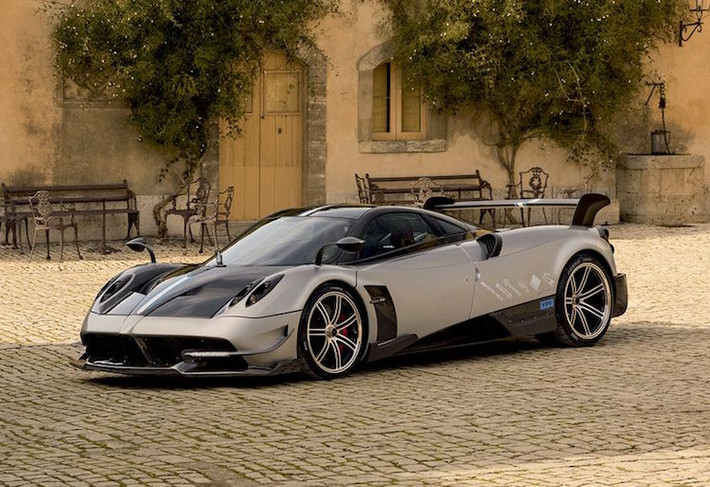 Trên Huayra BC, Pagani đã tiếp tục giảm trọng lượng của xe xuống chỉ còn 1350 kg - nhẹ hơn tới 132 kg so với Huayra thường. Đây là một thành tích phi thường khi Huayra BC vẫn sử dụng động cơ V12 cực lớn.