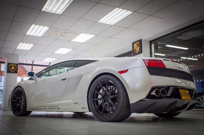 Tuy nhiên nếu chỉ nhìn bên ngoài, chiếc xe của Underground Racing hoàn toàn không có bất kỳ chi tiết gì thể hiện sức mạnh của nó. Phần thân của chiếc Gallardo LP560-4 không có một sự thay đổi nào so với xe nguyên bản.