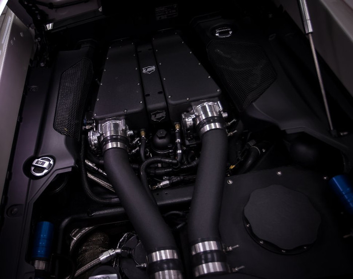 Thế mạnh của Underground Racing - độ tăng áp kép được thể hiện hoàn toàn ở phía dưới nắp ca-pô, khi khối động cơ V10 nạp khí tự nhiên nguyên bản của Gallardo đã được lắp thêm 2 turbo ở phía sau cản sau.