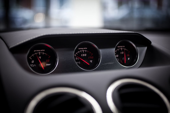 Để có thể quản lý tình trạng hoạt động của động cơ cùng 2 turbo, một bộ đồng hồ báo nhiệt độ và áp suất đã được gắn lên bảng táp-lô.