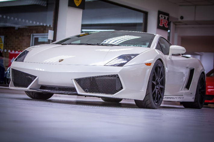 Vốn đã có kinh nghiệm độ tăng áp kép cho hàng loạt siêu xe đình đám như Lamborghini Gallardo, Audi R8, Nissan GT-R R35... hãng Underground Racing ở Anh một lần nữa vừa "vượt qua chính mình" với bản độ Lamborghini Gallardo LP560-4 "siêu công suất".
