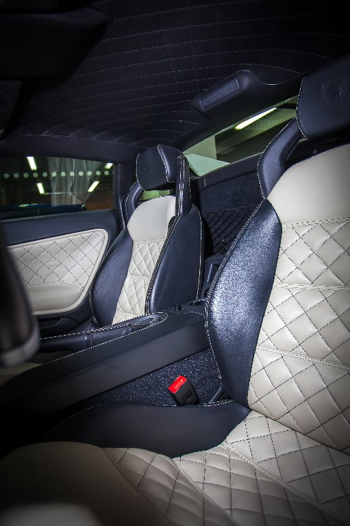 Chiếc xe có cabin được bọc da và Alcantara 2 tông màu tương phản đen/trắng. Những đường chỉ thêu vân kim cương trên ghế ngồi và trần xe khiến cho Gallardo trở nên cao cấp không thua gì các mẫu xe siêu sang.