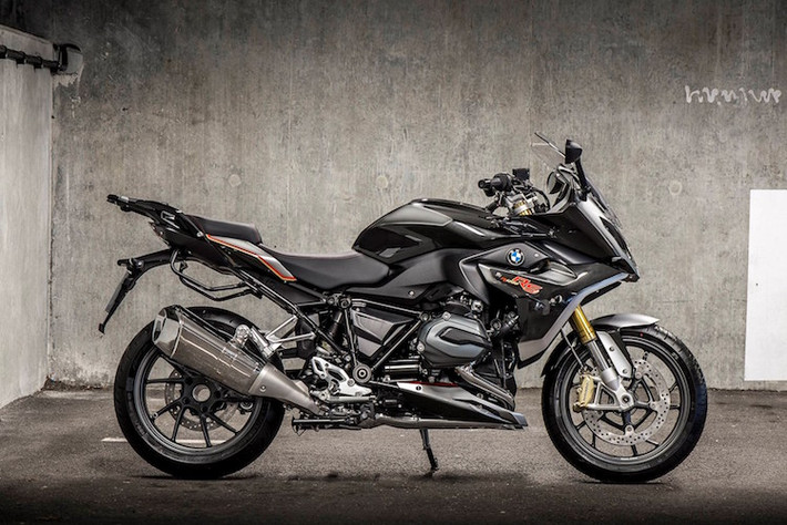 Dựa trên phiên bản R1200RS Sport SE, BMW R1200RS Iconic có màu sơn đen/khói ánh bạc với các đường kẻ chỉ màu đỏ champaigne, tương tự theo phong cách của chiếc R90S "Smoke Grey" đời 1976.