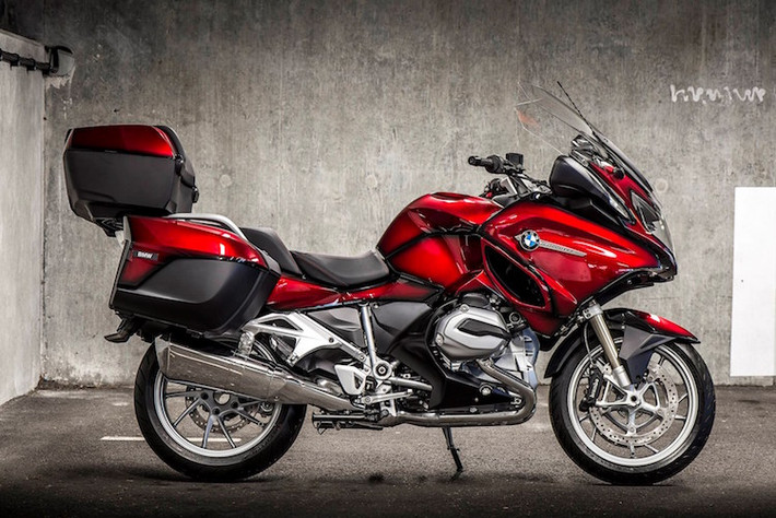 Cuối cùng, chiếc xe touring R1200RT Iconic có màu sơn màu đỏ đặc biệt với hiệu ứng chìm Candy Burgundy Smoked Effect, lấy cảm hứng từ màu sơn "Lava Rot" của chiếc BMW R100 RT từ thập niên 70.