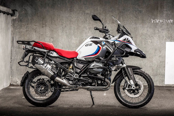 Đầu tiên, 2 chiếc xe đường trường adventure là R1200GS và GS Adventure Iconic đều có màu sơn trắng với họa tiết theo phong cách xe đua Dakar của BMW trong thập niên 80. Ngoài ra, chúng còn có yên xe màu đỏ chần chỉ vân kim cương có logo Iconic 100.