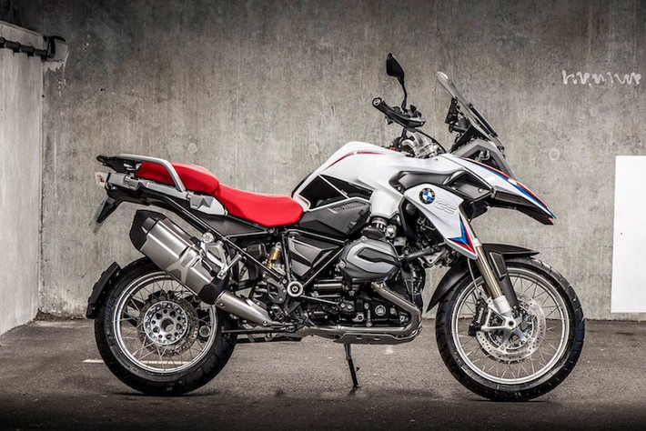 Loạt môtô đặc biệt của BMW Iconic 100 kỷ niệm 100 năm thành lập công ty bao gồm các dòng xe R1200 GS, R1200GS Adventure, R1200RS và R1200RT. Chúng đều có điểm chung là những màu sơn đặc biệt, trang bị cao cấp hơn bản thường và chỉ được sản xuất giới hạn 100 chiếc.