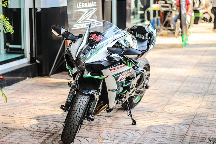 Dù đắt giá nhưng chiếc Kawasaki H2 này vẫn được chủ nhân lên tem đấu và trang bị thêm một số đồ chơi "hàng hiệu".