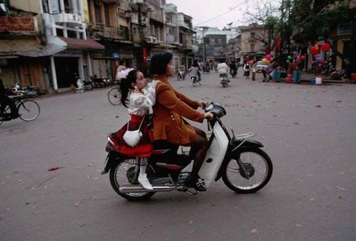 Vào thời điểm đó, sở hữu một chiếc Dream đồng nghĩa với việc chủ xe là một "đại gia", khi giá trị mỗi chiếc xe vào khoảng 3000 USD hoặc 8 cây vàng - một con số quá lớn vào thời điểm đầu đổi mới và đủ mua cả một mảnh đất vào thời kỳ đó.