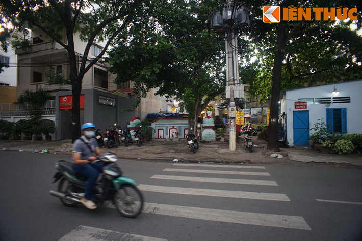 Ngôi mộ cổ bí ẩn này nằm ngay mặt đường Nguyễn Thái Bình, thuộc địa phận phường 12, quận Tân Bình, TP HCM.