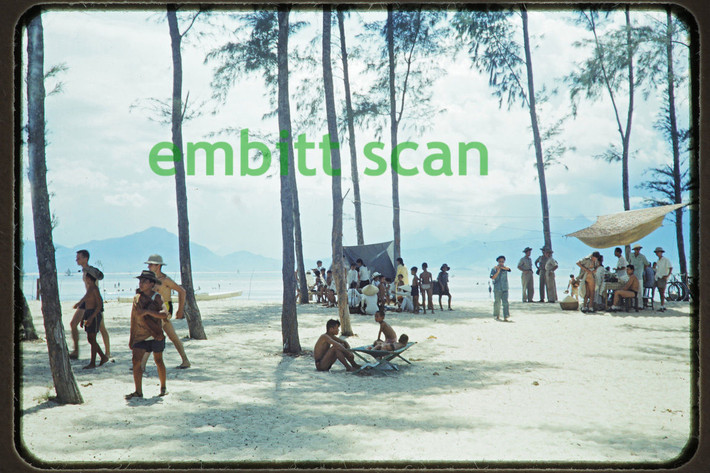 Trên một bãi tắm ở Đà Nẵng, Việt Nam năm 1954.
