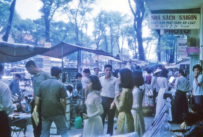 Đoạn vỉa hè trước nhà sách Sài Gòn.