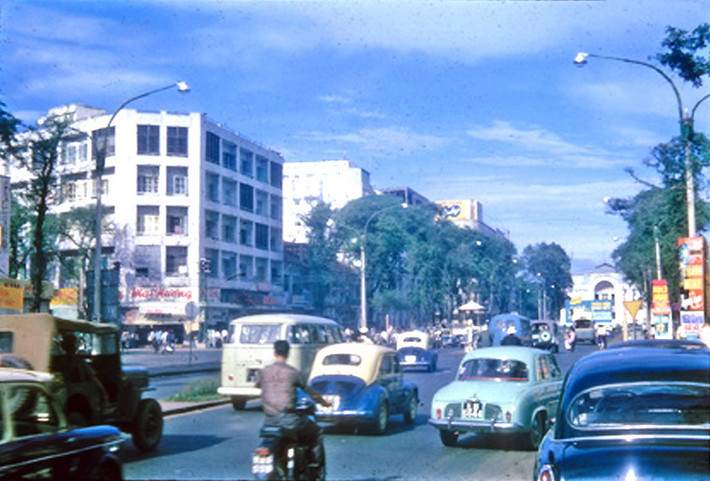 Cảnh giao thông trên đại lộ Lê Lợi.