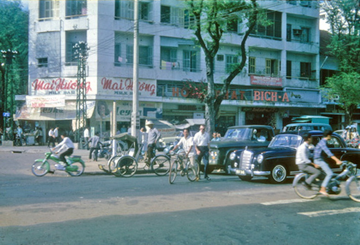 Tiệm kem Mai Hương ở ngã tư Lê Lợi - Pasteur, Sài Gòn năm 1965.
