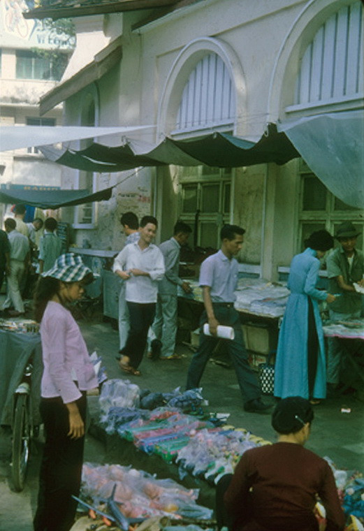 Bên ngoài Ty Bưu điện Sài Gòn ở đại lộ Lê Lợi, sau 1975 là bưu điện Quận 1.