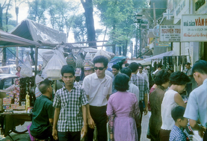 Phía ngoài các nhà sách bên đại lộ Lê Lợi.