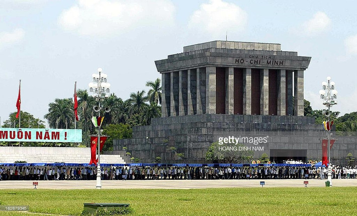 Hàng nghìn người xếp hàng viếng lăng Bác Hồ trong buổi sáng ngày 2/9/2003.
