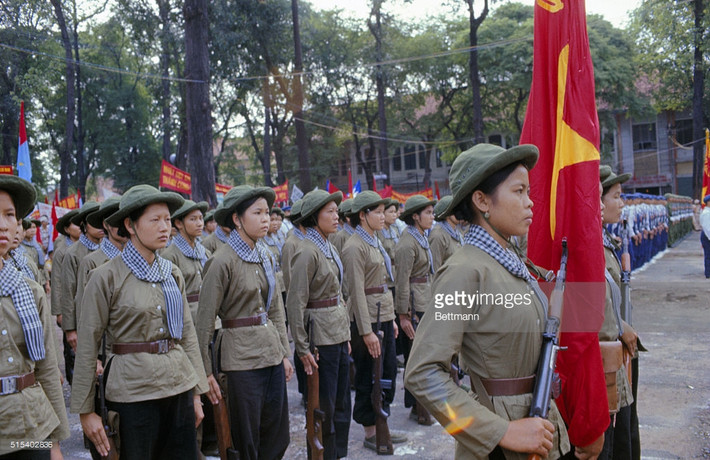 Các nữ chiến sĩ du kích trong buổi lễ kỷ niệm ngày Quốc khánh Việt Nam ở TP HCM năm 1975. Đây là ngày Quốc khánh đầu tiên của Việt Nam sau ngày đất nước hoàn toàn được giải phóng. Hình ảnh được đăng tải trên trang Getty Images.