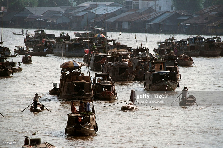 Thuyền bè tấp nập trên sông ở Cần Thơ, 1993.
