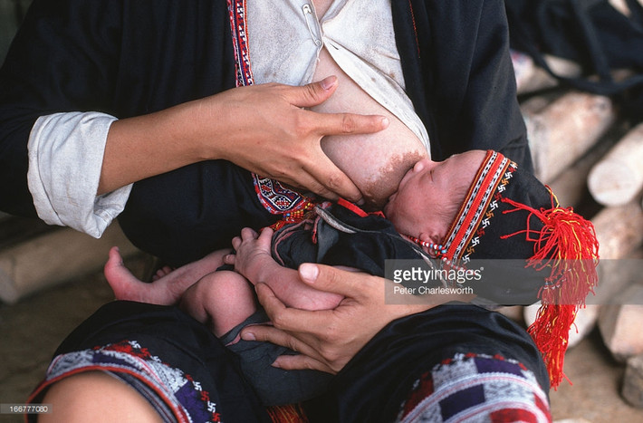 Em bé người Dao ở vùng núi phía Bắc bú sữa mẹ, 1990.