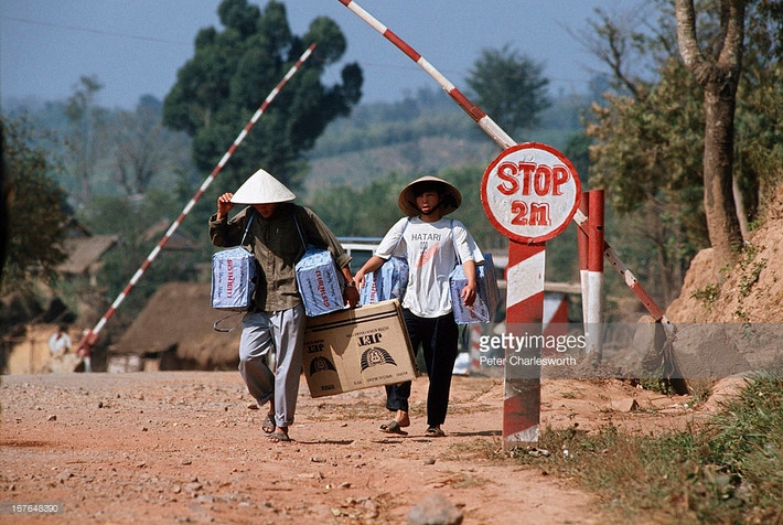 Vận chuyển hàng hóa từ Việt Nam qua Lào tại Cửa khẩu Lao Bảo, 1991.
