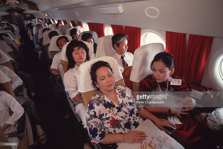 Trên một chuyến bay sang Mỹ của hàng không Việt Nam, 1990.
