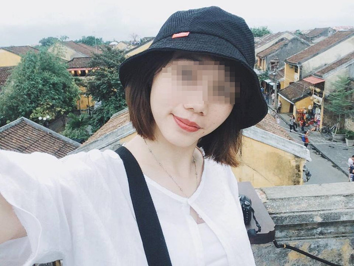 Khuya hôm đó, khi mọi người về phòng, Tú đóng cửa và tiếp tục hãm hiếp nạn nhân rồi ôm thi thể nằm ngủ.