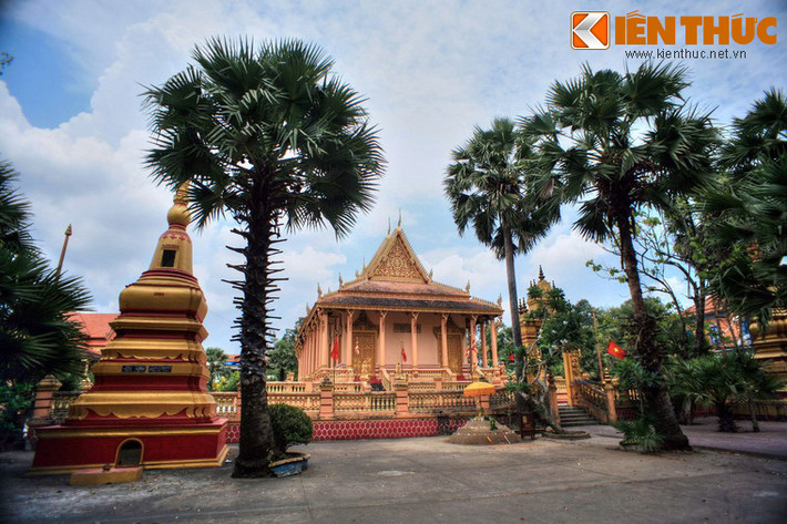 Chính điện chùa nổi bật giữa khuôn viên rợp bóng những cây cổ thụ, nhiều nhất là cây thốt nốt, loài cây gắn liền với đời sống, văn hóa của đồng bào dân tộc Khmer.