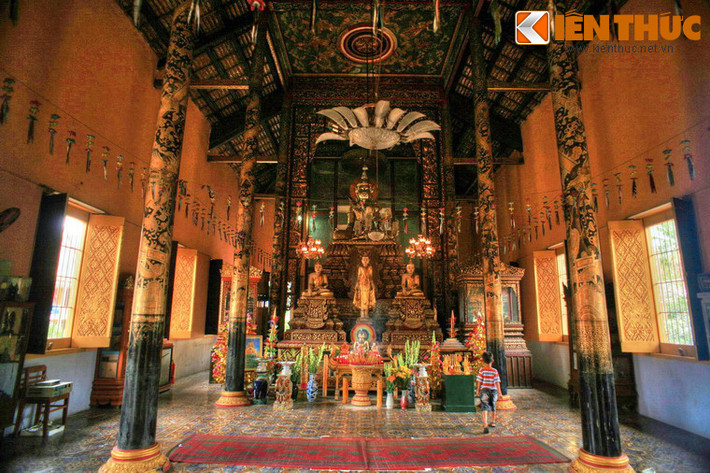 Toàn bộ khối chính điện chùa Kh'Leang được dựng bởi 60 cột trụ, chia làm 6 hàng. Bên trong chính điện, bệ thờ và nơi đặt các tượng ở hai gian trong cùng.