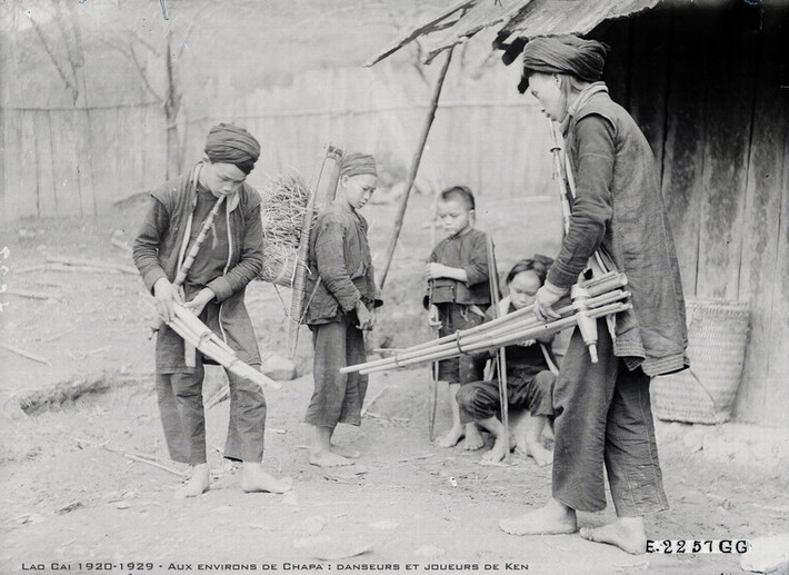 Các vũ công địa phương múa khèn.