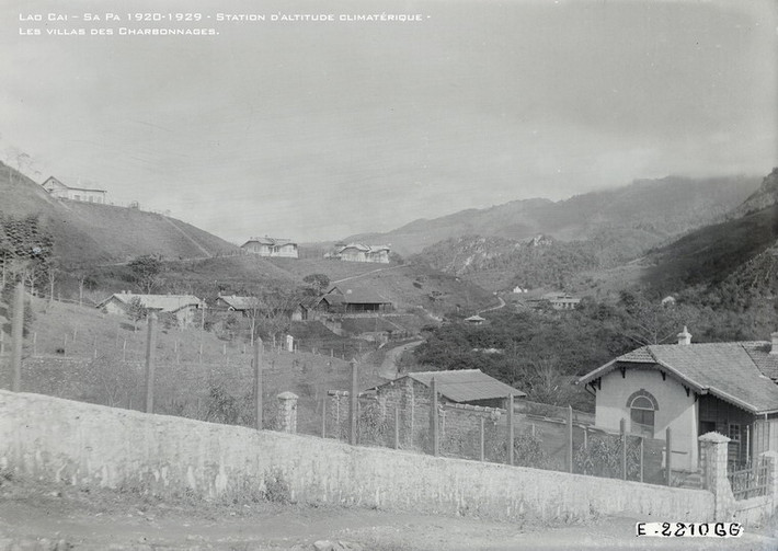 Bên ngoài trạm khí tượng ở Sa Pa thập niên 1920.