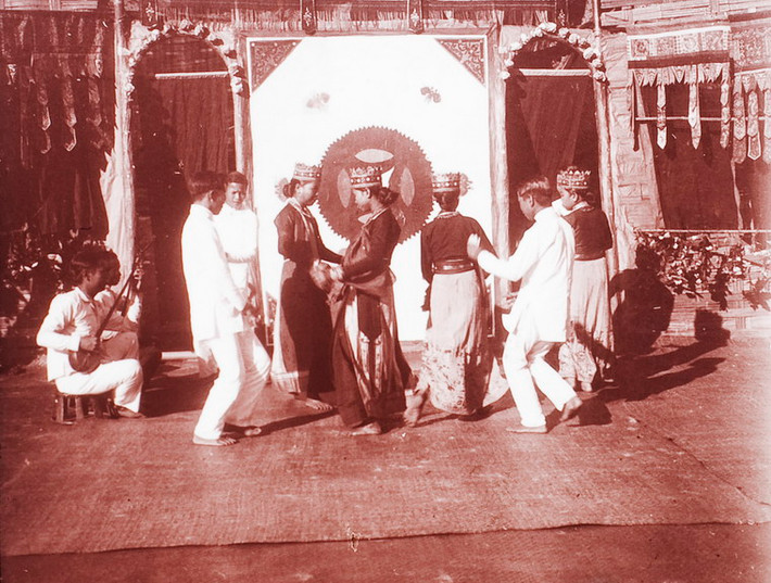 Màn biểu diễn múa chuông trong một lễ hội mùa xuân ở Phong Thổ thập niên 1920. Thời điểm này, vùng đất Phong Thổ trực thuộc tỉnh Lào Cai, nay là huyện Phong Thổ của tỉnh Lai Châu.
