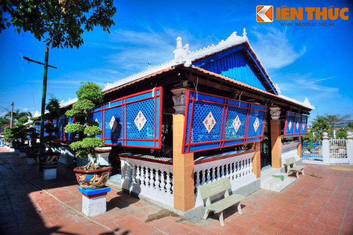 Các công trình đều mang màu sắc tươi sáng với tường vôi trắng, các ô cửa, mành che và vách gỗ sơn xanh, thể hiện nét tín ngưỡng của đạo Ông Trần và tính quần cư, đoàn kết giữa những người dân tha hương khi đến chốn rừng núi hoang vu lập nghiệp.