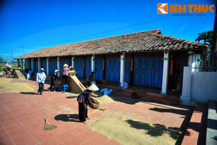 Các khu nhà khác của Nhà Lớn Long Sơn mang nhiều chức năng như lẫm lúa, kho đựng đồ, nhà bếp, nhà máy đèn, nhà ở của bá tánh và dòng tộc...