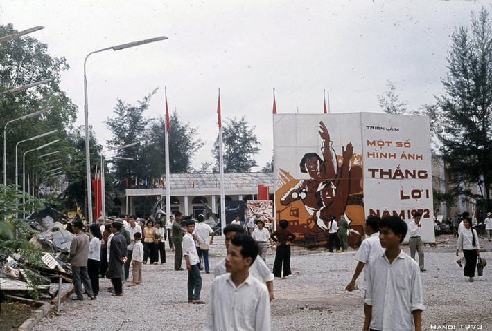 Quang cảnh tại lối vào triển lãm "Một số hình ảnh thắng lợi năm 1972", được tổ chức ở Hà Nội đầu năm 1973.