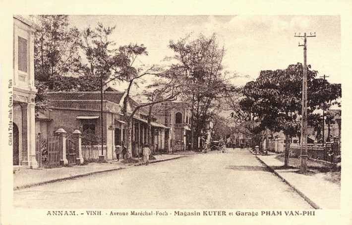 Đại lộ Maréchal Foch ở thị xã Vinh đầu thế kỷ 20, nay là đường Quang Trung của thành phố Vinh.