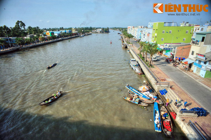 Bảy dòng kênh được ví như bảy con rồng nuôi sống thị xã, gồm kênh Cái Côn, Búng Tàu, Mang Cá, Sóc Trăng, Lái Hiếu, Xẻo Môn, Xẻo Dong. Trong đó kinh Cái Côn lớn nhất, tuyến đường thủy huyết mạch nối liền sông Hậu với thị xã Ngã Bảy.