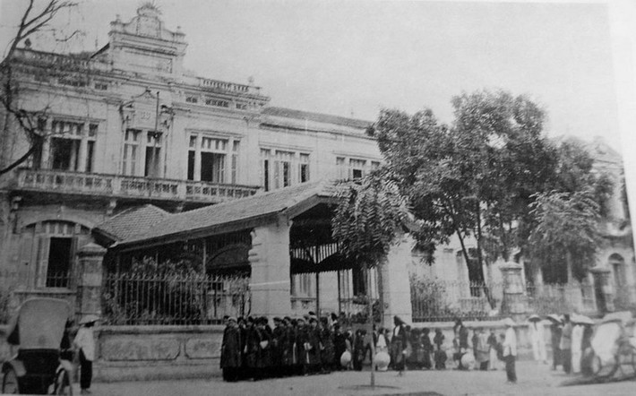 4. Giờ tan trường tại Trường Nữ sinh Đồng Khánh, nay là Trường Trung học cơ sở Trưng Vương ở số 26 Hàng Bài, Hà Nội, đầu thế kỷ 20. Thành lập năm 1917, đây là một trong các cơ sở giáo dục lâu đời nhất của Hà Nội và Việt Nam.