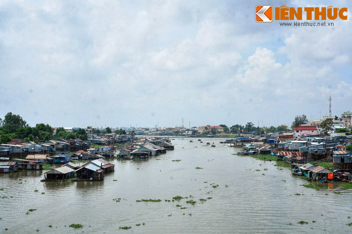 Nằm ở thành phố Châu Đốc, tỉnh An Giang, làng nổi Châu Đốc là một điểm đến mang nét văn hóa đặc sắc của vùng sông nước Nam Bộ.