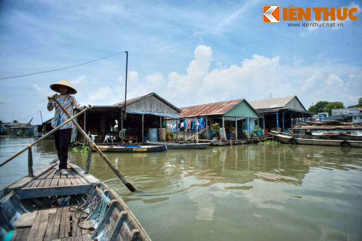 Phương tiện đi lại chủ yếu của người dân làng nổi là các loại xuồng, ghe. Những chiếc xuồng nhỏ có vai trò như xe máy, có thể len lỏi đến mọi ngõ ngách. Đây cũng là phương tiện lý tưởng để du khách khám phá cuộc sống ở làng.