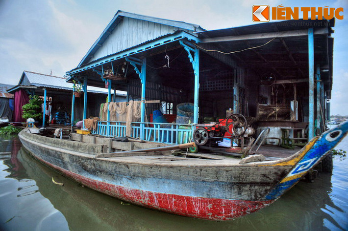 Cuộc sống của các hộ gia đình ở làng nổi được gói gọn trên những căn nhà nổi có diện tích chừng 30-40 mét vuông, bên trong có đầy đủ tiện nghi. Dưới gầm nhà là lồng bè nuôi cá đóng bằng gỗ bọc lưới inox, đáy sâu khoảng 5 mét.