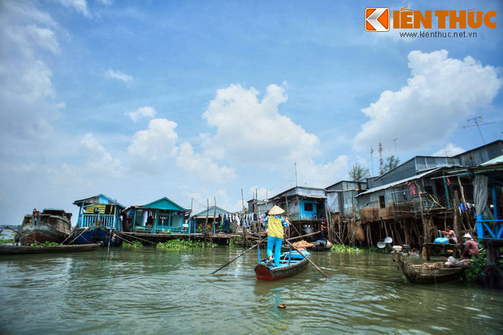 Hình ảnh những người phụ nữ di chuyển thoăn thoắt trên mặt nước vừa gây ngạc nhiên, vừa gợi lên cảm giác thân thương vì phảng phất bóng dáng của mọi người mẹ, người bà tần tảo chịu thương chịu khó trên khắp nước Việt.