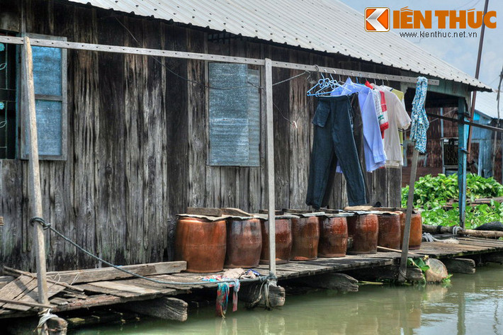Mọi khoảnh khắc ở làng nổi Châu Đốc hiện lên như những bức vẽ đời thường mộc mạc và bình yên.