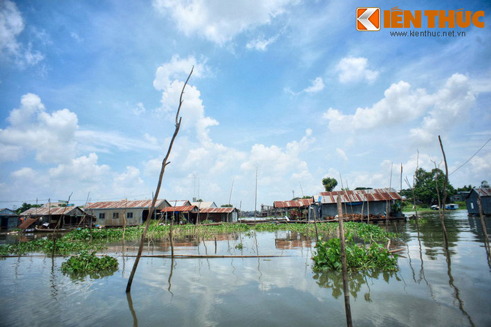 Hay hình ảnh những nếp nhà giản dị như hòa lẫn vào khung cảnh trời và nước khoáng đạt của miền Tây, đánh thức mơ ước về một cuộc sống gần gũi với thiên nhiên, tránh xa khỏi sự ồn ào, xô bồ của phố thị.